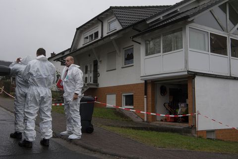 Experten der Spurensicherung der Polizei untersuchen ein Haus in Laubach (Hessen)