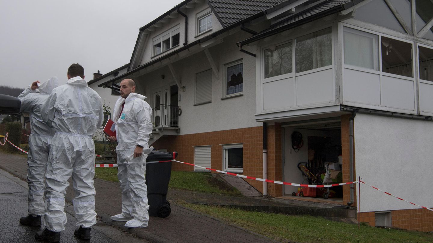 Experten der Spurensicherung der Polizei untersuchen ein Haus in Laubach (Hessen)