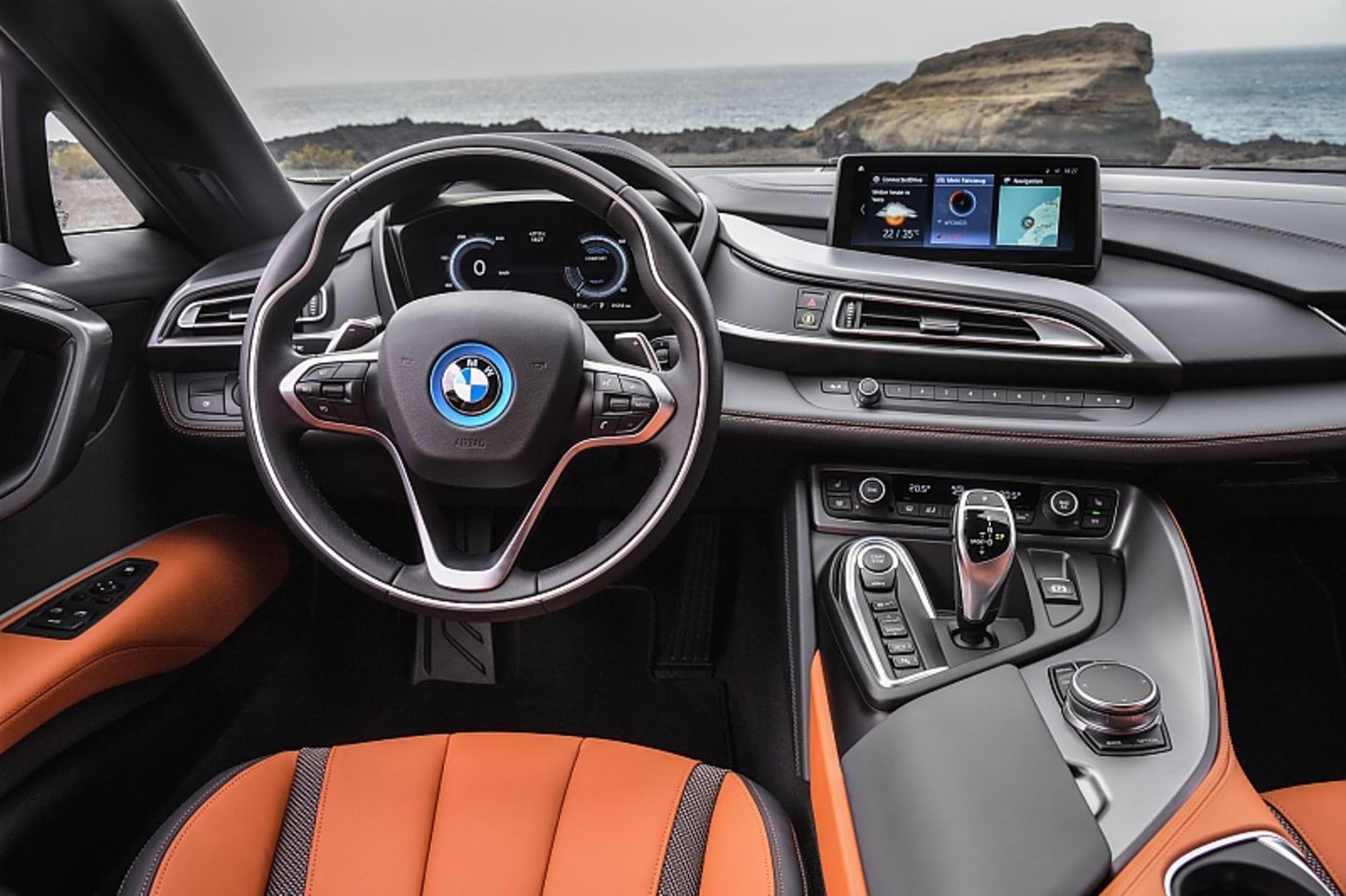 BMW i8 Roadster 2018 - das Cockpit weitgehend unverändert