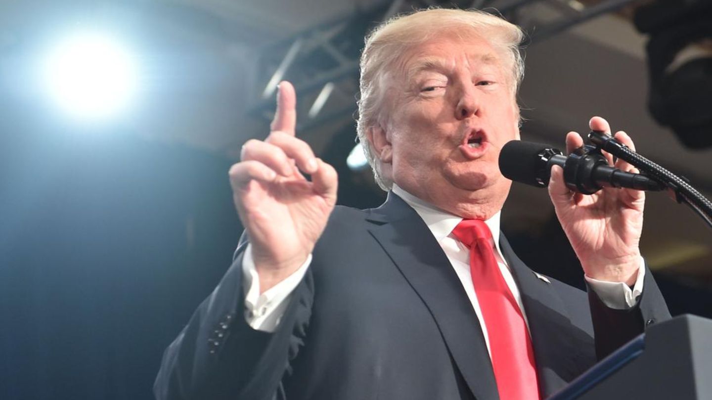 Donald Trump twittert wütend, aber falsch an Theresa May