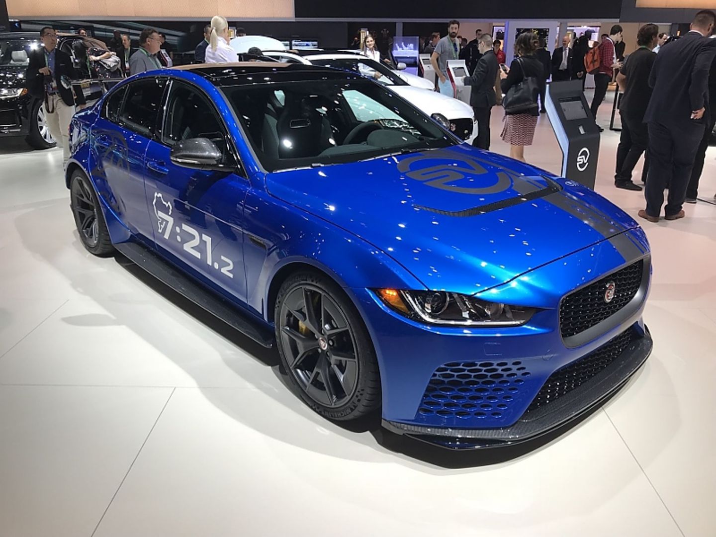 Schnellste Serien-Limousine der Welt: Jaguar XE SV Project 8