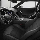 Die ausladenden Sitzwangen umschmiegen den Fahrer