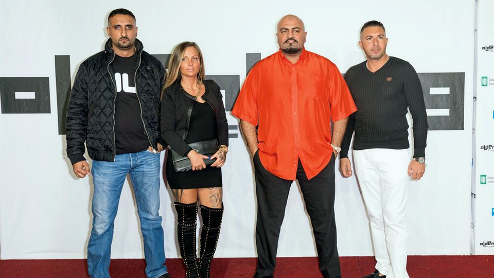 Schwesta Ewa mit ihren Freunden, den Rappern SSIO, Xatar und Shamsedin (v. l.) im September 2017 bei einer Filmpremiere