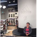 Er kann die Begeisterung für Sneaker nicht teilen.