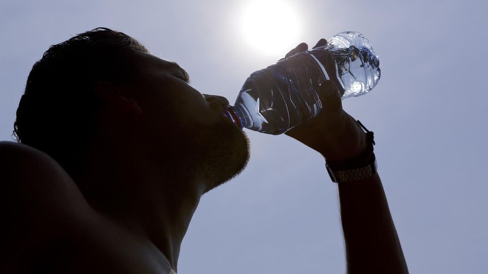 Mann muss 20 Liter Wasser am Tag trinken – sonst stirbt er