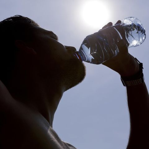 Mann muss 20 Liter Wasser am Tag trinken – sonst stirbt er