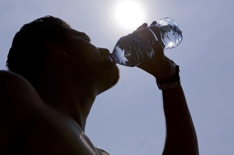 Mann muss 20 Liter Wasser am Tag trinken – sonst stirbt er