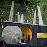 Diese walisische Hütte wurde von einem Gedicht inspiriert. Genial ist der unkonventionelle "Fensterladen".