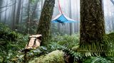 Die Firma Tensile stellt fliegende Zelte für das Leben im Wald her .