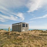 Die Suri-Unterkunft erinnert nicht von ungefähr an die bekannten Shelter des Militärs. Sie wurde 2011 für den Katastropheneinsatz gebaut. Der Clou: Die Rahmen geben der Suri die Stabilität einer festen Konstruktion, dennoch kann sie flach zusammengeschoben werden.