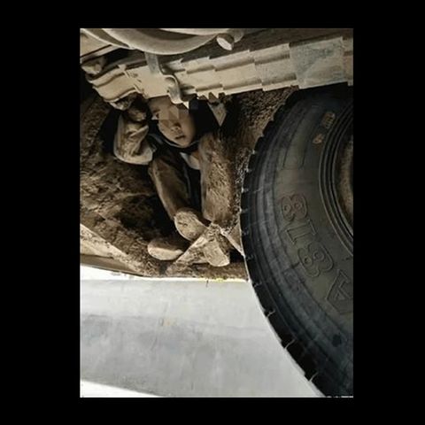 China: Zwei Kinder reisen 80 Kilometer, um ihre Eltern zu sehen - auf dem Fahrwerk eines Busses