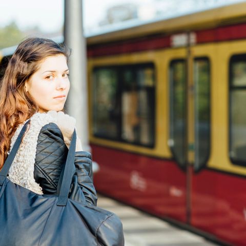 Zwei Minuten muss der Passagier nach dem Kauf des Tickets in Berlin warten, bis er einsteigen darf.