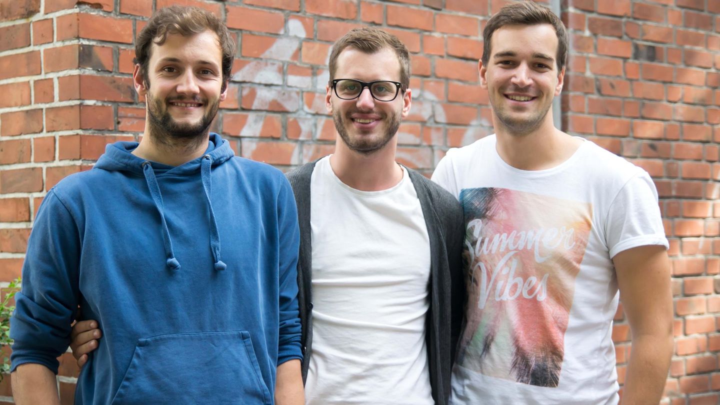 Die drei (Andy, Peter, Lukas) sind das Projekt "Be Japy".  Der Name setzt sich aus den Anfangsbuchstaben der Gründer zusammen: Julian, Andreas, Peter und Yannik . Zugleich ist es eine Anspielung auf den Ausdruck "be happy", zu Deutsch "sei glücklich".  