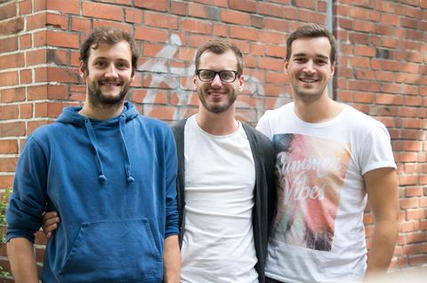 Die drei (Andy, Peter, Lukas) sind das Projekt "Be Japy".  Der Name setzt sich aus den Anfangsbuchstaben der Gründer zusammen: Julian, Andreas, Peter und Yannik . Zugleich ist es eine Anspielung auf den Ausdruck "be happy", zu Deutsch "sei glücklich".  