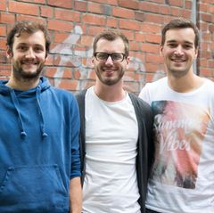 Die drei (Andy, Peter, Lukas) sind das Projekt "Be Japy".  Der Name setzt sich aus den Anfangsbuchstaben der Gründer zusammen: Julian, Andreas, Peter und Yannik . Zugleich ist es eine Anspielung auf den Ausdruck "be happy", zu Deutsch "sei glücklich".  