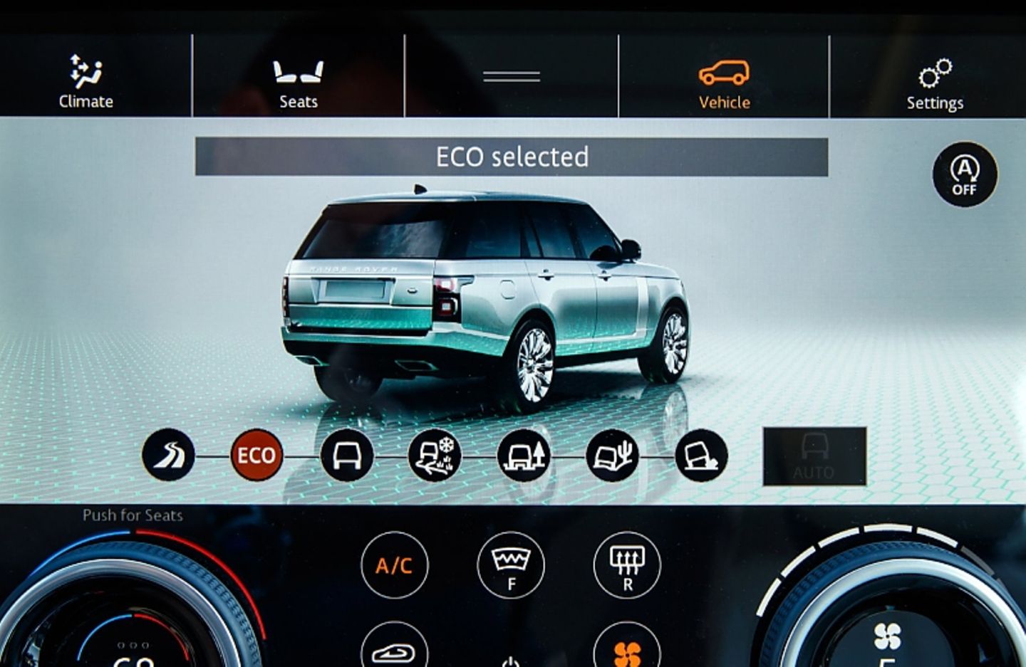 Range Rover P400e Plug-In-Hybrid - mit neuer Bedieneinheit
