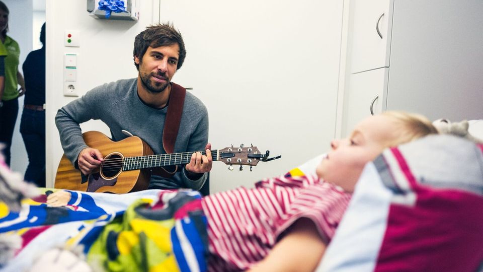 Wenn Kinder zu schwach für den Konzertbesuch sind, dann kommt die Musik auch zu ihnen ans Bett. Max Giesinger spielt hier ganz allein für ein Kind im UKE Hamburg.