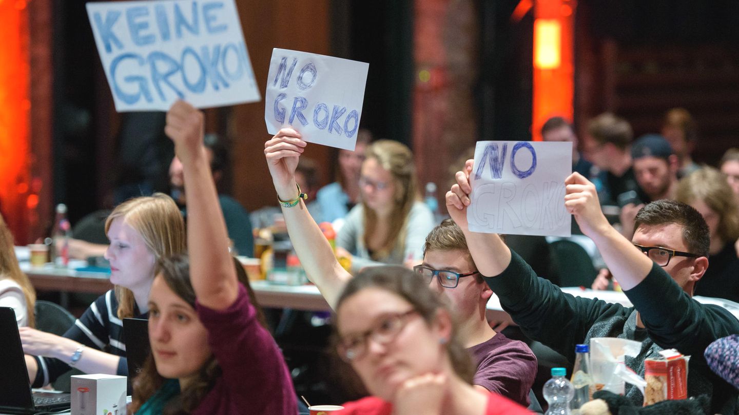 Jusos halten auf ihrem Bundeskongress in Saarbrücken Schilder mit der Aufschrift "Keine Groko" und "No Groko" hoch