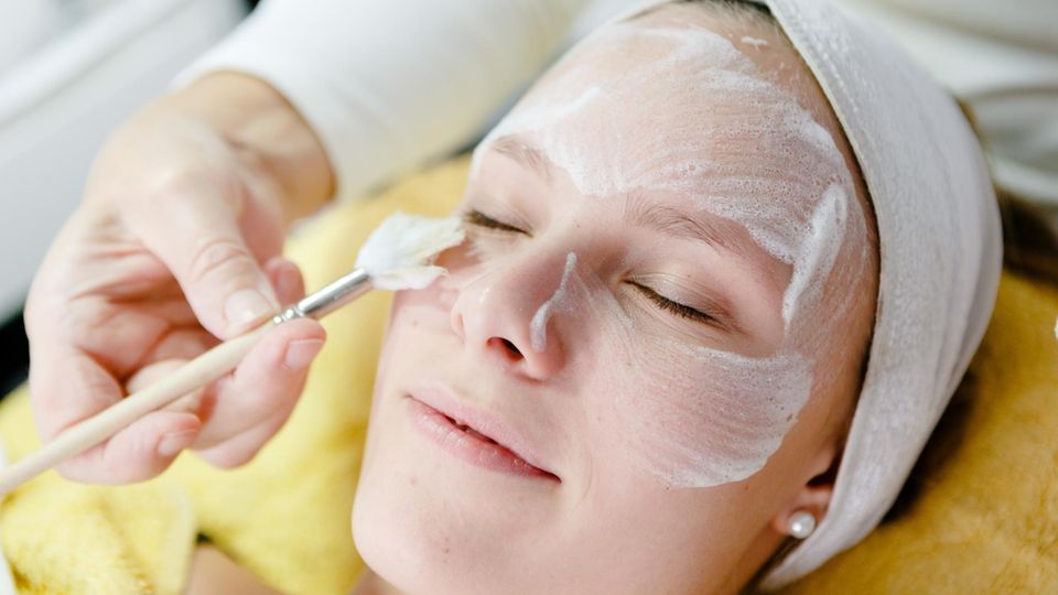 Ein Peeling beim Hautarzt Eine Frau bekommt ein Fruchtsäurepeeling beim Hautarzt