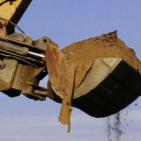 Sand auf einer Baggerschaufel