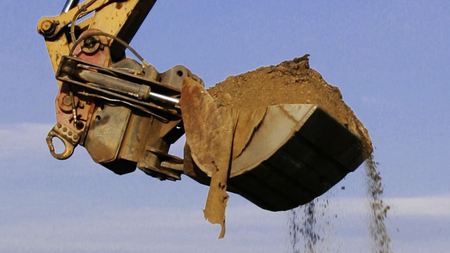 Sand auf einer Baggerschaufel