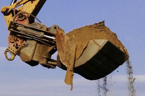 Sand auf einer Baggerschaufel