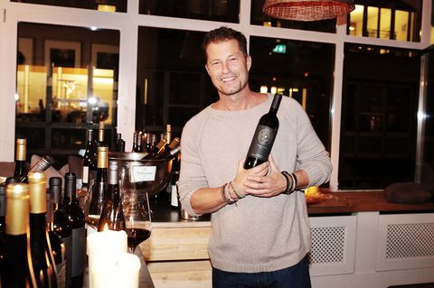 Til Schweiger mit einem seiner drei neuen Weine, dem Emma Tiger Super T, ein Cabernet Sauvignon.
