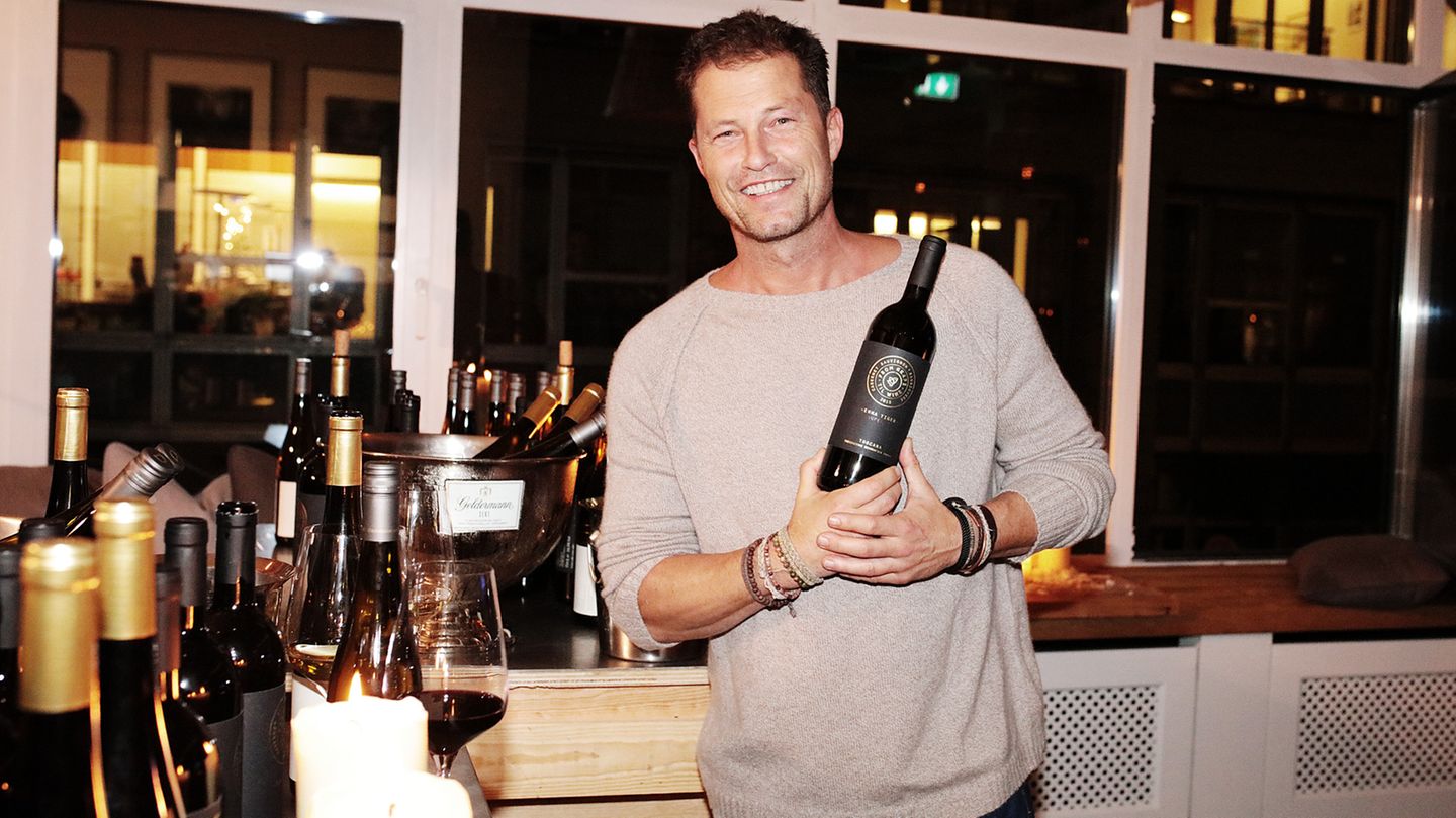 Til Schweiger mit einem seiner drei neuen Weine, dem Emma Tiger Super T, ein Cabernet Sauvignon.