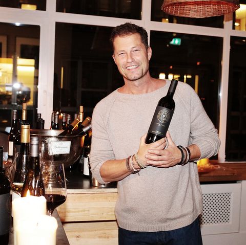Til Schweiger mit einem seiner drei neuen Weine, dem Emma Tiger Super T, ein Cabernet Sauvignon.