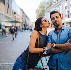 NEON Unnützes Wissen: Wann Frauen am häufigsten fremdgehen - zehn spannende Fakten zu Beziehungen