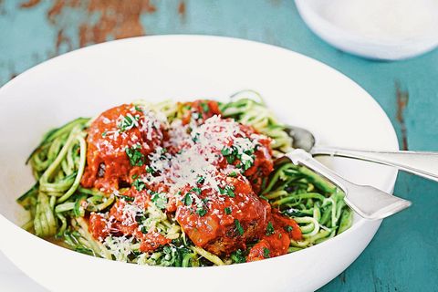 Zucchinispaghetti mit Fleischbällchen