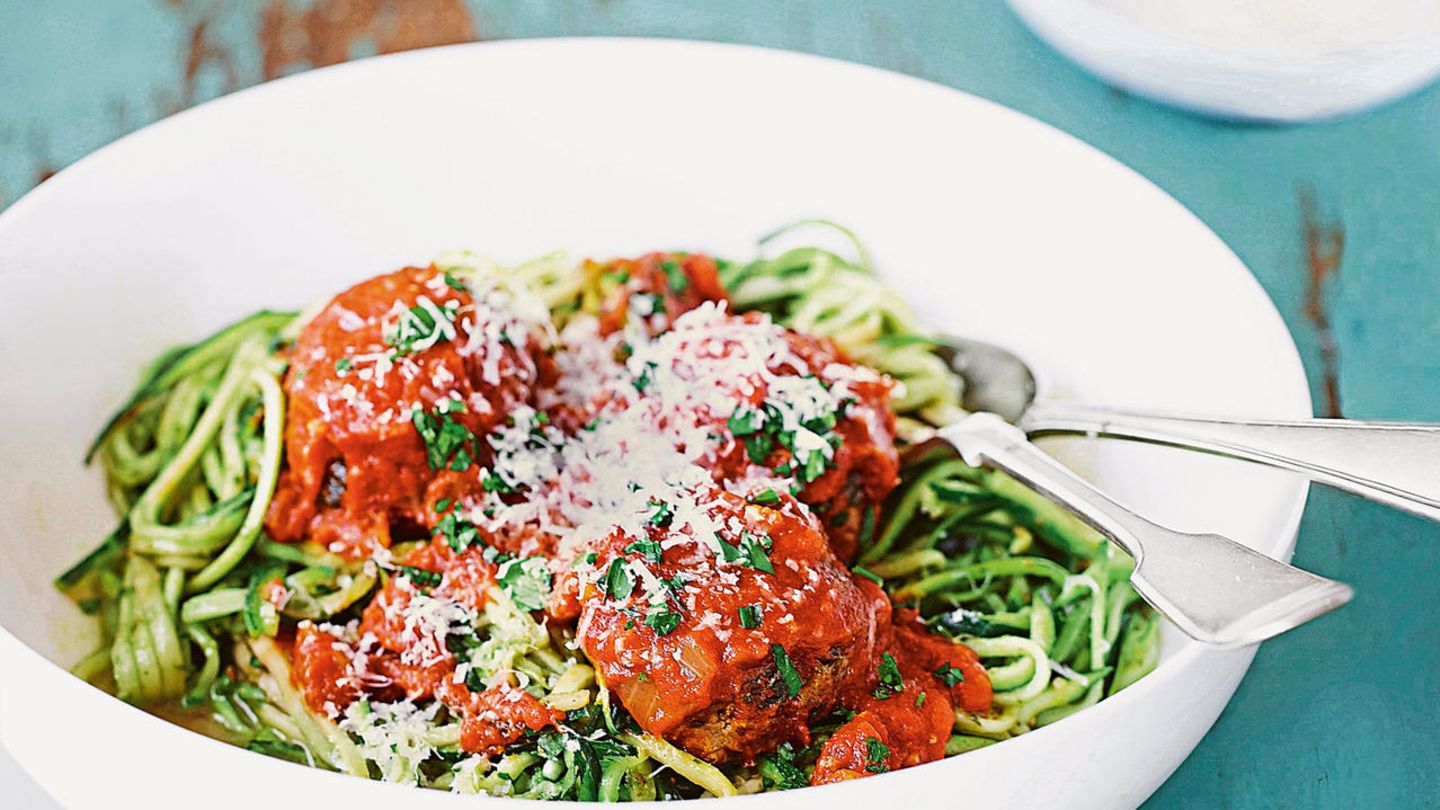 Zucchinispaghetti mit Fleischbällchen