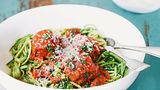 Zucchinispaghetti mit Fleischbällchen