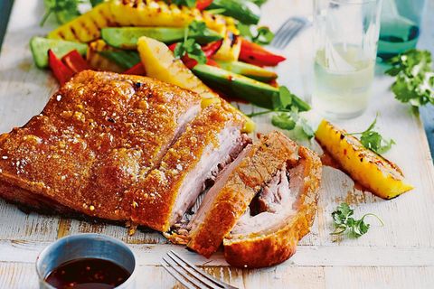 Low Carb Rezept: Schweinebauch mit Ananas-Gemüse-Salat