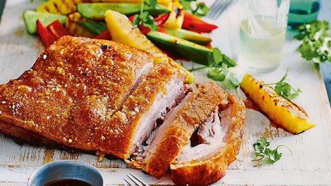 Low Carb Rezept: Schweinebauch mit Ananas-Gemüse-Salat