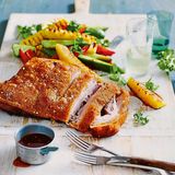 Low Carb Rezept: Schweinebauch mit Ananas-Gemüse-Salat