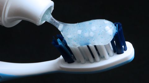 Verbraucherzentrale: So viel Zahnpasta klebt in "leeren" Tuben
