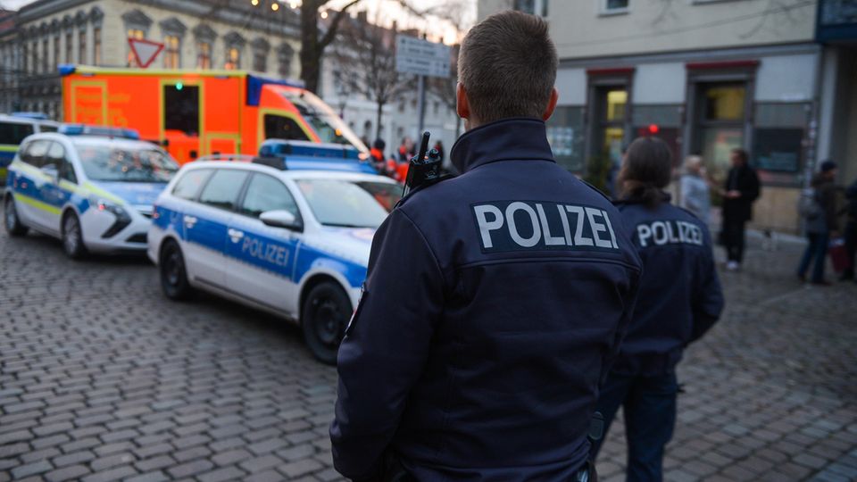 Potsdam: Polizisten sperren die Straßen um den Weihnachtsmarkt wegen eines verdächtigen Gegenstands