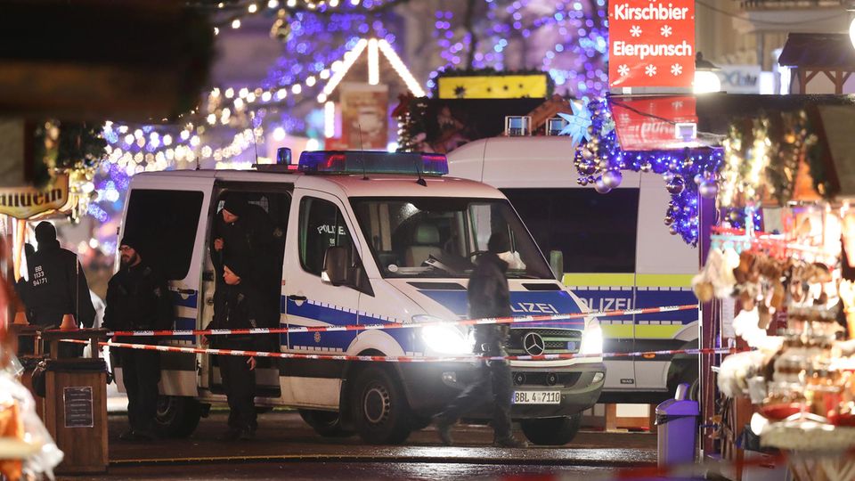 Polizei am Potsdamer Weihnachtsmarkt: In unmittelbarer Nähe wurde hier ein verdächtiges Paket gefunden und entschärft