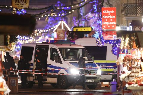 Polizei am Potsdamer Weihnachtsmarkt: In unmittelbarer Nähe wurde hier ein verdächtiges Paket gefunden und entschärft