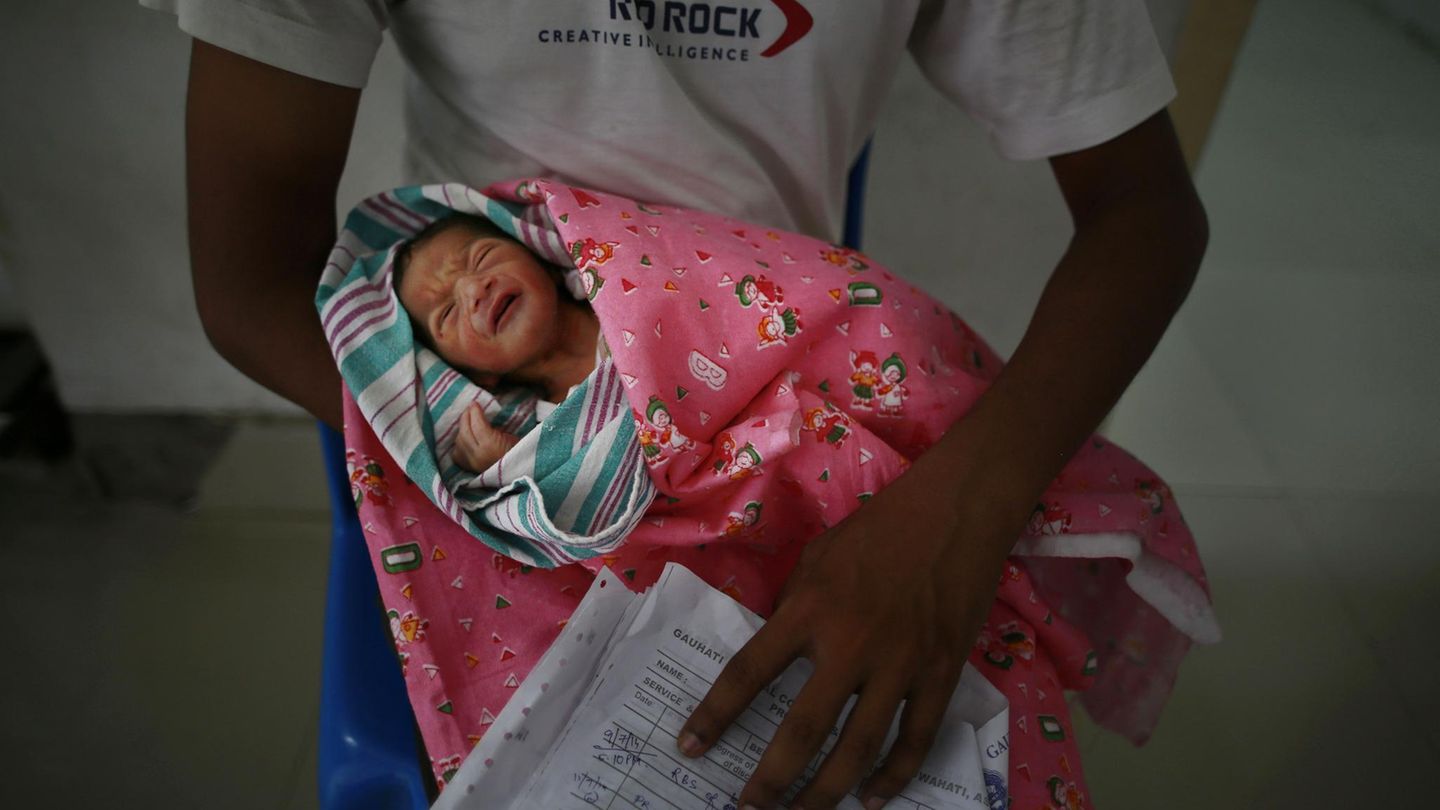 Horror in Indien: Ein für tot erklärtes Zwillingsbaby lebte noch. Die Eltern bemerkten, dass es sich auf dem Weg zur Beerdigung bewegte. (Symbolbild)