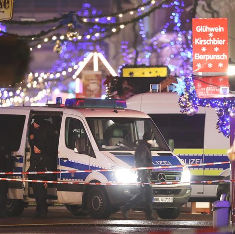 Polizeibeamte sichern den Weihnachtsmarkt in Potsdam