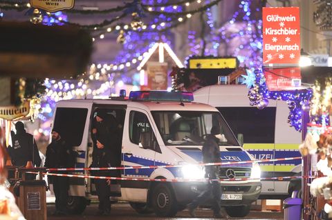 Polizeibeamte sichern den Weihnachtsmarkt in Potsdam