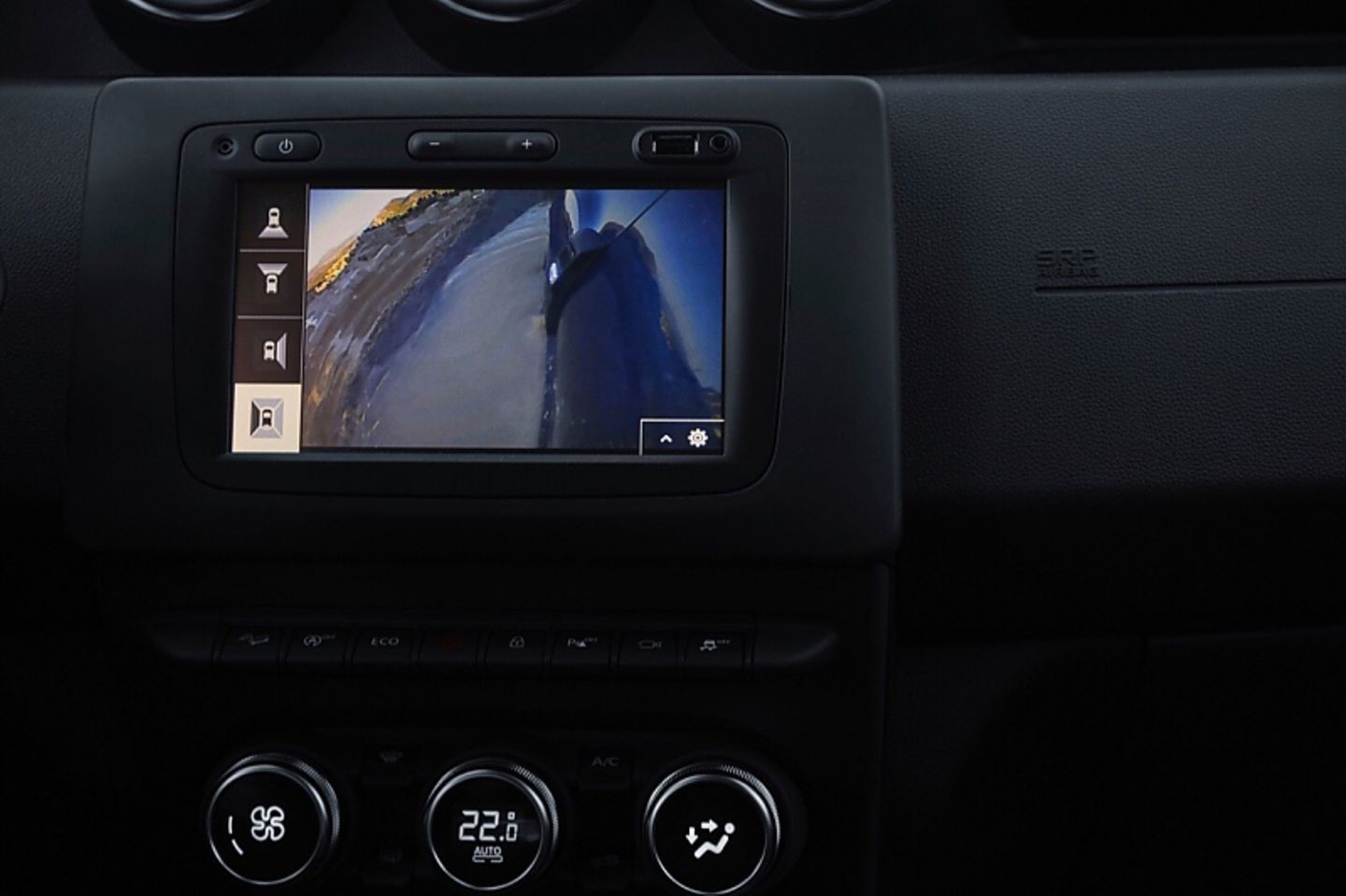 Der Bildschirm des Dacia Duster gibt die unmittelbare Umgebung aus der Vogelperspektive wieder