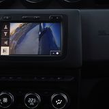 Der Bildschirm des Dacia Duster gibt die unmittelbare Umgebung aus der Vogelperspektive wieder