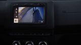 Der Bildschirm des Dacia Duster gibt die unmittelbare Umgebung aus der Vogelperspektive wieder