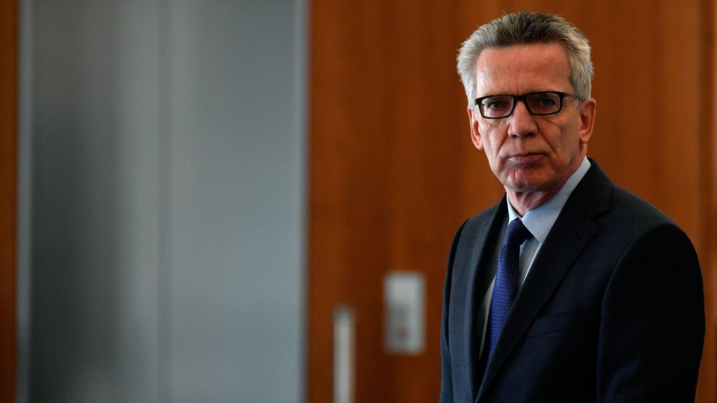 Innenminister de Maizière appelliert in einem Medienbericht an ausreisepflichtige Asylbewerber, von dem Angebot Gebrauch zu machen
