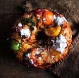 Portugal: Bolo Réi  Der Bolo Réi, zu deutsch Königskuchen, trägt seinen Namen aus gutem Grund: Seine runde Form mit dem Loch in der Mitte soll an eine Krone erinnern. Glasierte Trockenfrüchte, Nüsse, Rosinen und Orangeat verleihen dem Hefegebäck einen einzigartigen Geschmack.     In Portugal wird der Bolo Réi meist in der Zeit von Weihnachten bis zum Dreikönigstag am 6. Januar gegessen. Im Teig ist eine Bohne versteckt. Wer sie findet, muss den Kuchen im kommenden Jahr bezahlen.