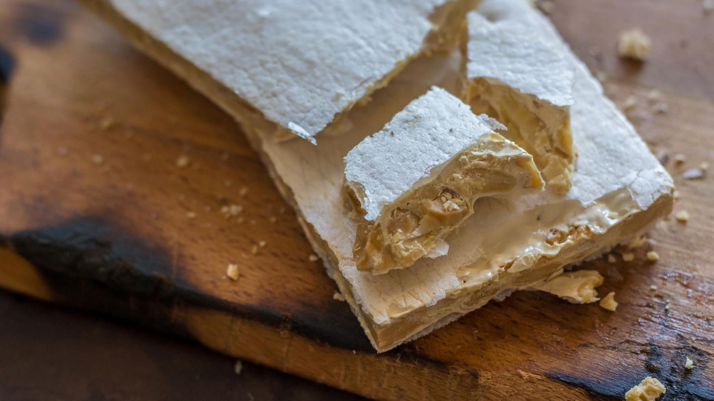 Süße Spezialitäten: Spanien: Turrón Was den Deutschen ihr Buttergebäck, ist den Spaniern ihr Turrón. In der Vorweihnachtszeit stapelt sich die klebrige Leckerei landesweit in den Ladentheken. Die Delikatesse wird aus Mandeln, Zucker, Honig und Ei hergestellt und erinnert in der Konsistenz an klebriges Konfekt. Die Spanier gehen mit dem Trend: Mittlerweile gibt es zuckerfreie Varianten und sogar veganes Turrón. Spanien: Turrón Was den Deutschen ihr Buttergebäck, ist den Spaniern ihr Turrón. In der Vorweihnachtszeit stapelt sich die klebrige Leckerei landesweit in den Ladentheken. Die Delikatesse wird aus Mandeln, Zucker, Honig und Ei hergestellt und erinnert in der Konsistenz an klebriges Konfekt. Die Spanier gehen mit dem Trend: Mittlerweile gibt es zuckerfreie Varianten und sogar veganes Turrón.