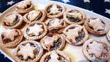 England: Mince Pies  In Irland und Großbritannien kommen die runden Gebäckstücke zur Weihnachtszeit auf den Tisch. Sie sind mit sogenanntem Mincemeat gefüllt, dabei handelt es sich aber keinesfalls um Fleisch. Die Füllung besteht aus zerhackten Früchten wie Äpfeln, kandierten Orangen und Rosinen. Wer will, verbackt auch Walnüsse oder Mandeln in den runden Törtchen.    Gewürze wie Zimt, Nelken und Muskat runden den Geschmack ab und stehen stellvertretend für die Gaben der drei Weisen aus dem Morgenland. 